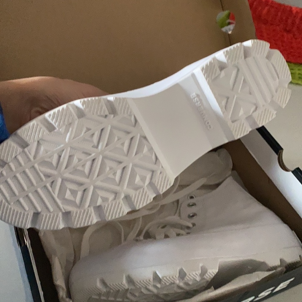 Shoes - Picture 4 of 9